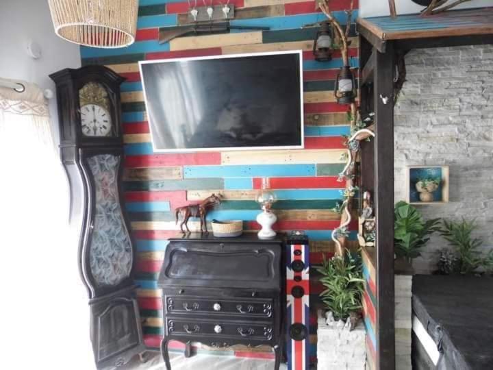 L'Histoire De L'Ouest , Jacuzzi Appartement Dole Exterior foto